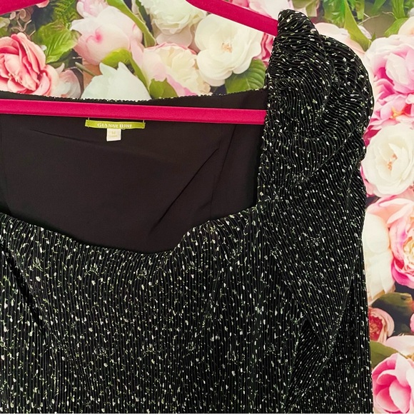 SO PRETTY UP CLOSE!! Gianni Bini Black Floral Top Size M - Picture 2 of 9